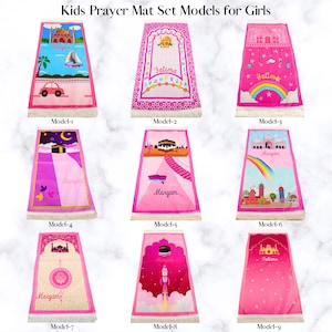 Peut inclure: Neuf tapis de pri&egrave;re roses pour filles, chacun avec des motifs uniques. Les tapis pr&eacute;sentent des illustrations de mosqu&eacute;es, d'arcs-en-ciel et d'autres symboles religieux. Des noms comme "Fatima" et "Maryam" sont affich&eacute;s. Le texte "Kids Prayer Mat Set Models for Girls" est en haut.