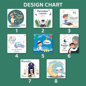 Peut inclure: Un tableau de conception avec huit illustrations color&eacute;es sur le th&egrave;me islamique. Chaque carr&eacute; repr&eacute;sente des personnages de dessins anim&eacute;s, des croissants de lune et du texte en arabe et en anglais, dont "Ramadan Kareem" et des noms comme "Husain" et "Omar."