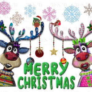 Puede incluir: Dos renos de dibujos animados coloridos con cuernos, vistiendo suéteres y adornos, con el texto "Merry Christmas" en letras de punto verde.