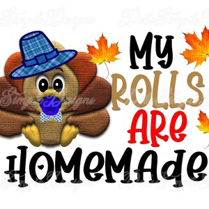 Peut inclure: Graphique sur le thème de l'Action de grâce avec une dinde de dessin animé portant un chapeau et un nœud papillon à carreaux bleus, avec le texte "My Rolls Are Homemade" en noir, rouge et beige. Comprend des feuilles d'automne.
