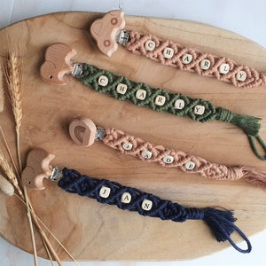 Personalized nipple attachment in baby macramé with wooden clip