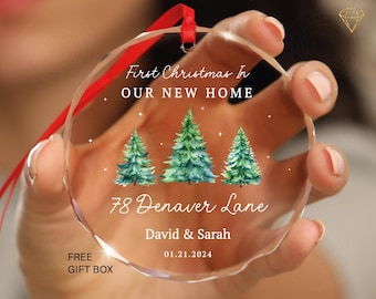 Puede incluir: Adorno de Navidad de vidrio transparente con un diseño de acuarela de tres árboles verdes y el texto "First Christmas In Our New Home 78 Denaver Lane David & Sarah 01.21.2024".