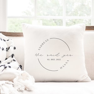 Kissen, WE SAID YES, personalisiert, Spruch alle Sprachen, Name, Datum, Hochzeit, Verlobung, Gastgeschenk, Weihnachten, Geschenk, Ehepartner
