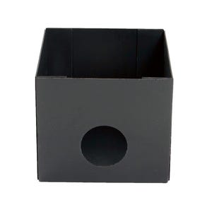 Peut inclure: Une bo&icirc;te de rangement noire &agrave; dessus ouvert avec une d&eacute;coupe circulaire sur le devant. La bo&icirc;te est fabriqu&eacute;e en mat&eacute;riau ondul&eacute; et est con&ccedil;ue pour organiser ou ranger des articles. La bo&icirc;te est de couleur noire unie.