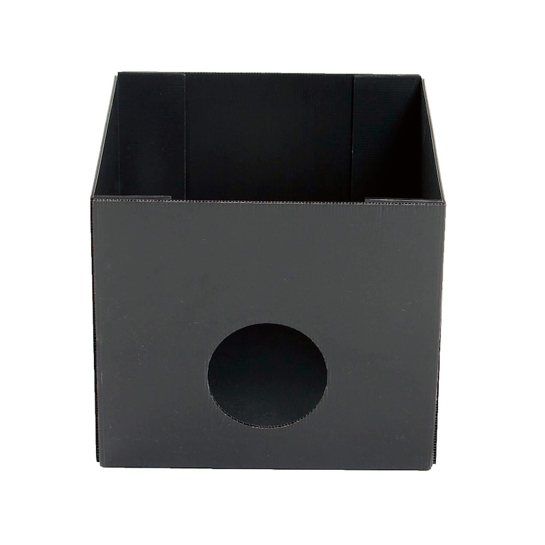 Peut inclure: Une bo&icirc;te de rangement noire &agrave; dessus ouvert avec une d&eacute;coupe circulaire sur le devant. La bo&icirc;te est fabriqu&eacute;e en mat&eacute;riau ondul&eacute; et est con&ccedil;ue pour organiser ou ranger des articles. La bo&icirc;te est de couleur noire unie.