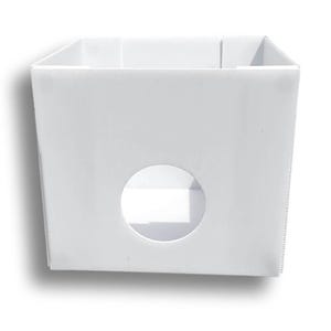 Peut inclure: Un bac de rangement carr&eacute; blanc avec une d&eacute;coupe circulaire sur le devant. Le bac est fait d'un mat&eacute;riau rigide et pr&eacute;sente un design &eacute;pur&eacute; et minimaliste. La d&eacute;coupe permet de voir le contenu.