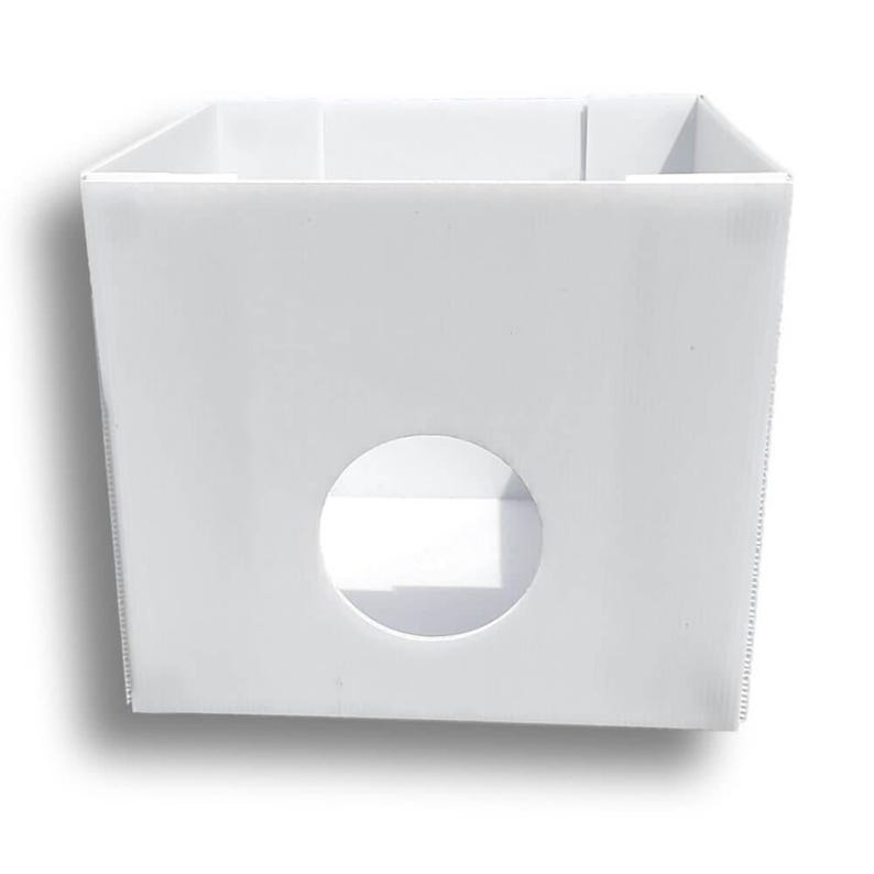 Peut inclure: Un bac de rangement carr&eacute; blanc avec une d&eacute;coupe circulaire sur le devant. Le bac est fait d'un mat&eacute;riau rigide et pr&eacute;sente un design &eacute;pur&eacute; et minimaliste. La d&eacute;coupe permet de voir le contenu.