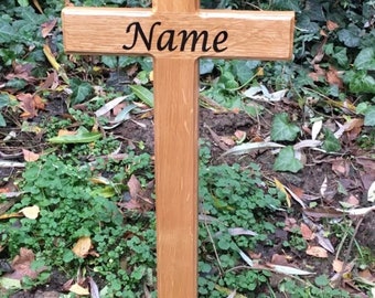 Croix funéraire en bois de chêne avec inscription au choix 57 cm de hauteur environ.