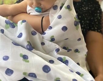 Baby-Swaddle aus Bio-Musselin – 100 % Baumwolle, Blaubeermuster, Mullwindel, Geschenk zur Babyparty, Swaddle für Jungen und Mädchen