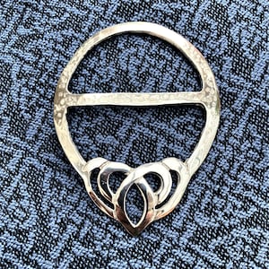 Anillo de bufanda con nudo celta, hecho a mano en Escocia con fino peltre británico.