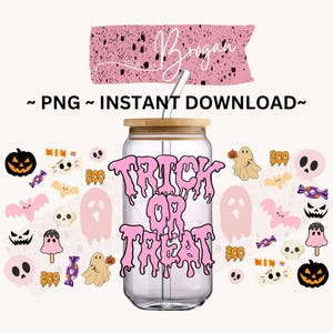 Può includere: Un bicchiere di vetro trasparente con un coperchio di legno e una cannuccia. Il bicchiere ha un design rosa "Trick or Treat" con vernice rosa che cola. Il bicchiere è circondato da vari adesivi a tema Halloween, tra cui fantasmi, pipistrelli, mais dolce e teschi.