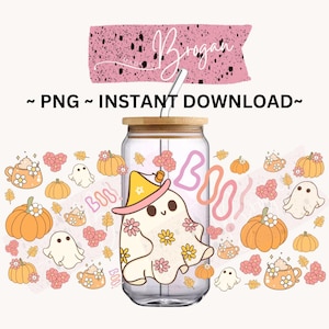 Könnte beinhalten: Ein durchsichtiger Glasbecher mit einem Holzdeckel und einem Strohhalm. Der Becher ist mit einem niedlichen Geist verziert, der einen Hexenhut trägt und von Kürbissen, Blumen und dem Wort "Boo!" in Rosa und Orange umgeben ist.