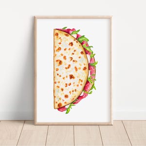 Op de afbeelding: Een aquarel schilderij van een gevouwen platbrood met rode en groene vullingen. Het platbrood is gevouwen en de vulling is zichtbaar aan de buitenkant. Het schilderij is op een witte achtergrond.