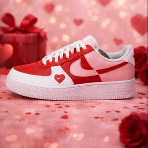 Nike Air Force 1 personalizadas con corazones rojos y rosas / Zapatillas AF1 pintadas a mano para San Valentín / Zapatillas con forma de corazón / Air Force One románticas y únicas imagen 2