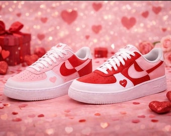 Kundenspezifisches rotes und rosa Herz Nike Air Kraft 1 | Handbemalte AF1 Schuhe zum Valentinstag | Niedliche Herz Sneakers | Einzigartige romantische Luftwaffe Einsen