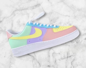 Nike Air Force 1 personalizzate color pastello / Scarpe AF1 dipinte a mano in colori tenui / Sneakers uniche color pastello chiaro / Air Force One personalizzate per donna e uomo