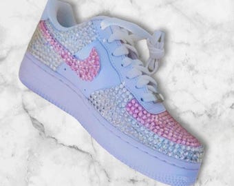 Zapatillas Nike Air Force 1 personalizadas en rosa y blanco con brillantes – AF1 con cristales de estrás, zapatillas personalizadas brillantes, regalo glamuroso para ella