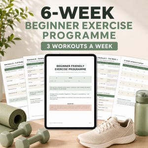 Peut inclure: Une tablette numérique affichant un programme d'exercices pour débutants de 6 semaines avec des plannings, accompagnée d'un tapis de yoga vert enroulé, deux haltères vert clair, une basket beige et une gourde verte sur une surface en bois.
