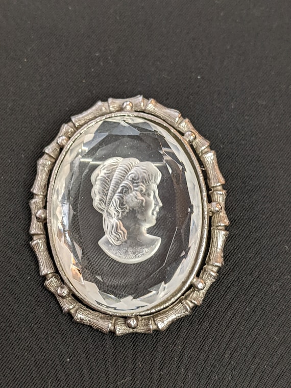 1950s Glass Cameo Brooch - image 1