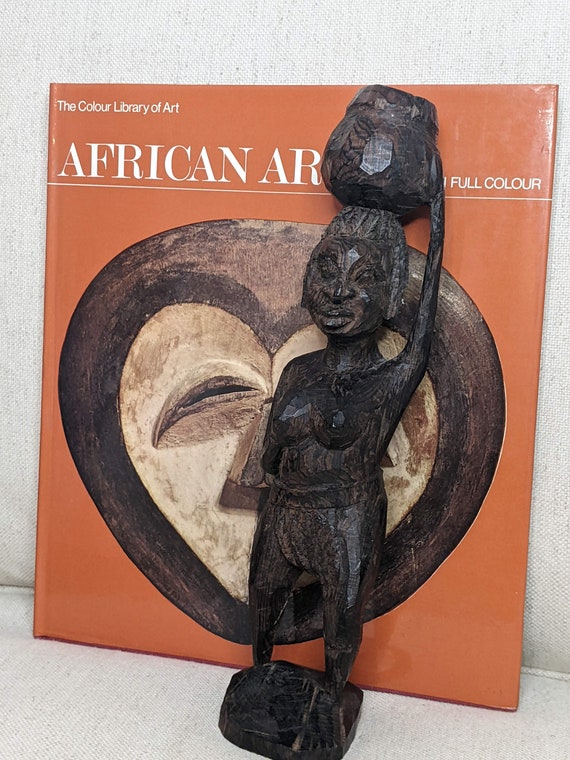 セネガルの手彫り木彫り彫刻「バケツに水を運ぶ女性」 - Etsy 日本