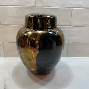 Hand made Ceramic Pottery Jar w Lid Signed by Artist