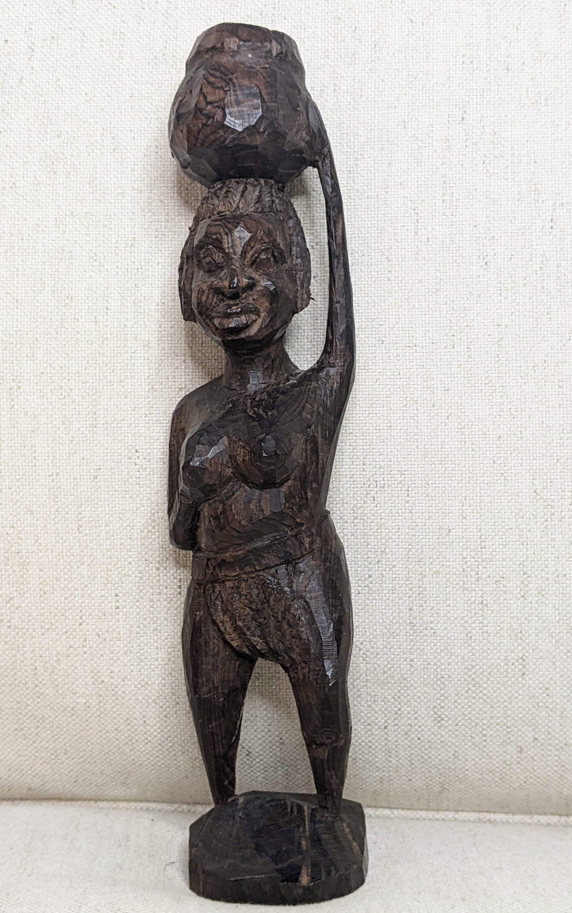 セネガルの手彫り木彫り彫刻「バケツに水を運ぶ女性」 - Etsy 日本