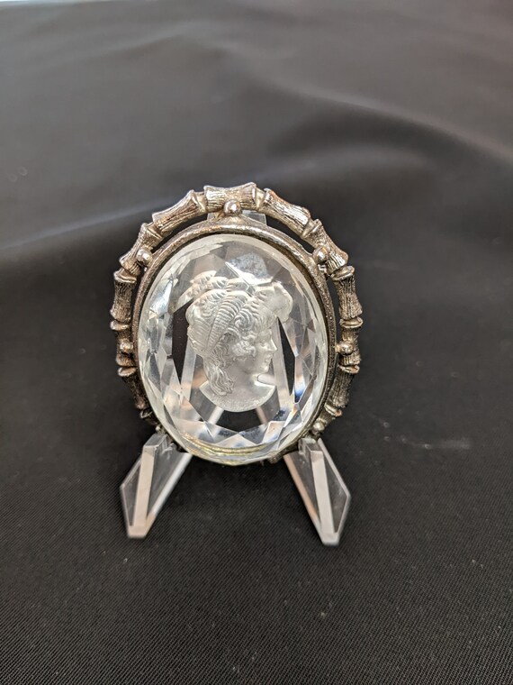 1950s Glass Cameo Brooch - image 3