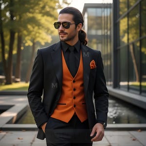 Könnte beinhalten: Ein schwarzer Anzug mit orangefarbener Weste, schwarzer Krawatte und Einstecktuch. Der Mann trägt eine Sonnenbrille und eine Uhr. Der Anzug ist gut geschnitten. Der Hintergrund zeigt ein modernes Gebäude und Bäume.