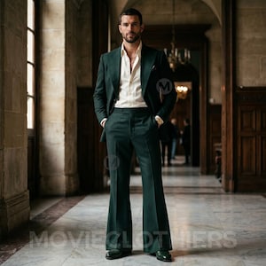 Puede incluir: Un traje verde oscuro que consta de una americana con solapas de muesca y pantalones acampanados, combinado con una camisa de botones de color crema. El conjunto incluye zapatos de vestir verde oscuro y un reloj de pulsera dorado y formal.
