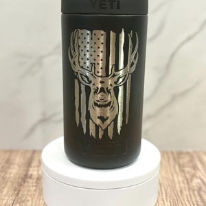Amerykańska flaga grawerowana puszka Colster 12 oz niestandardowy grawerowany kubek Slim Can Coozie prezent dla niego prezenty świąteczne urodziny taty dziadka