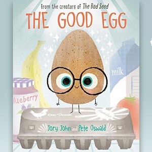 Op de afbeelding: Kinderboekcover "The Good Egg" met een antropomorf ei met een bril. De achtergrond bevat een banaan, een melkpak en blauwe bessenjam. De auteurs zijn Jory John en Pete Oswald.