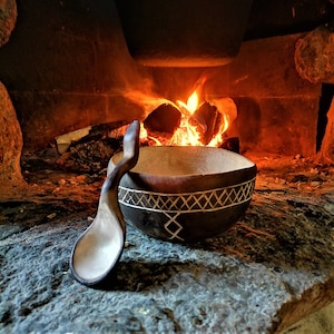 wooden bowl with carved motif and spoon,hand carved wooden bowl,spoon hand made,bushcraft bowl,kuksa bowl,Holz Schale in birch by WitaBerget