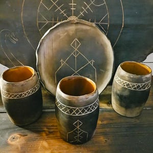 Set di tazze e piatti da portata in legno / Rune nordiche / Tazza vichinga / Attrezzatura da bushcraft / Vassoio piccolo / Witaberget