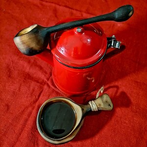 Handgefertigter kaffeemesslöffel aus nordschwedischer Birke und kuksa Holztasse mit frischem kaffee, perfekt für kaffee liebhaber und einen umweltfreundlichen Lebensstil – hergestellt in Schweden von Witaberget.