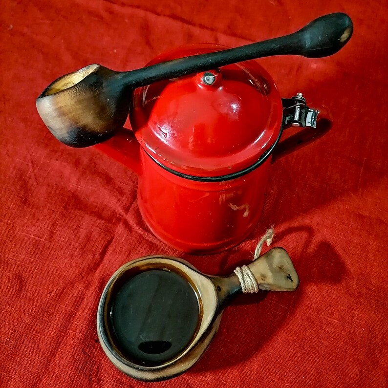 Handgefertigter kaffeemesslöffel aus nordschwedischer Birke und kuksa Holztasse mit frischem kaffee, perfekt für kaffee liebhaber und einen umweltfreundlichen Lebensstil – hergestellt in Schweden von Witaberget.