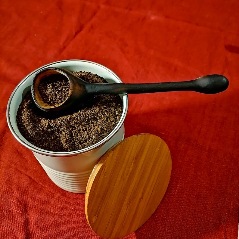 Cuchara medidora de café hecha a mano con abedul del norte de Suecia, perfecta para los amantes del café y un estilo de vida respetuoso con el medio ambiente: fabricada en Suecia por Witaberget.