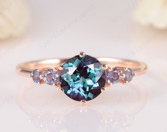 Anel de Noivado Vintage com Alexandrita Redonda, Anel de Casamento Exclusivo em Ouro Rosa 14K com Alexandrita, Anel de Compromisso com Cinco Pedras, Pedra de Nascimento de Junho