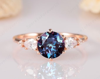 Anel de noivado de Alexandrita com corte redondo vintage, Alexandrita exclusiva em ouro rosa 14k e Moissanite com corte de pêra Anel de casamento com cinco pedras