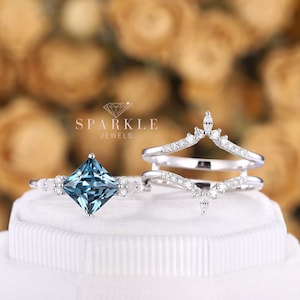 Anillo de compromiso único con topacio azul Londres de corte princesa, anillo nupcial de oro blanco de 14 quilates con espaciador protector de anillo y anillo de boda con banda conectada.