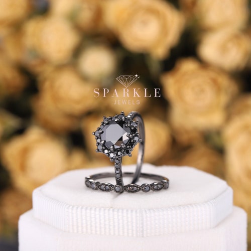 Set di anelli di fidanzamento vintage con moissanite nera rotonda e alone, set da sposa floreale unico con finitura rodiata nera, set di anelli di promessa nuziali gotici neri