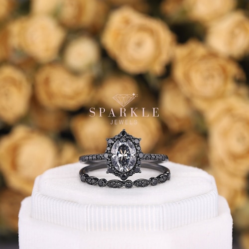 Set di anelli di fidanzamento gotici in oro nero con moissanite grigia ovale, set da sposa in rodio nero, anello di promessa nuziale dark e stregonesco, regalo di gioielli per donne
