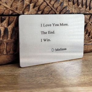 Inserto de tarjeta de billetera con la frase "Te amo más" grabado con láser ~ Regalos para él o para ella ~ Envío gratuito a Canadá