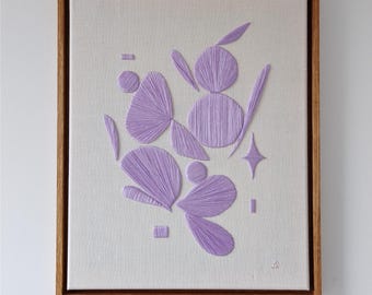 Hand-embroidered picture on linen fabric from the Kin.etic edition 2025 series in an oak frame - Lila midi 40 x 50 cm