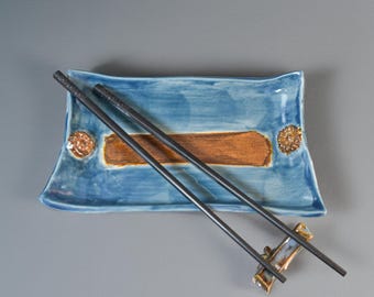 Set di piatti per sushi Blue Horizon: vassoio per sushi in ceramica fatto a mano, ciotola per salsa e bacchette con poggia-sugo / set da portata giapponese artigianale