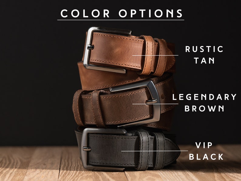 Peut inclure: Trois ceintures en cuir empil&eacute;es les unes sur les autres. La ceinture du haut est de couleur brun clair et porte l'inscription "Rustic Tan". La ceinture du milieu est de couleur brun fonc&eacute; et porte l'inscription "Legendary Brown". La ceinture du bas est noire et porte l'inscription "VIP Black".