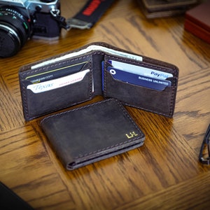 Regalo para él, billetera de cuero personalizada, billetera plegable hecha a mano, tarjetero de cuero, billetera para papá grabada