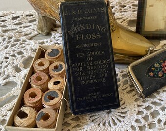 Antieke J & P Coats Gemerceriseerde Mending Floss Assortimentsdoos met gemengde spoelen van draad/doos is circa begin 1900/naaibegrippen