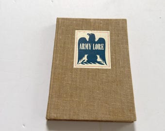Libro antiguo, "Tradiciones y costumbres del ejército: Regimientos regulares del conflicto coreano" por Mark M. Boatner III, 1954