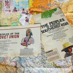 Deux grandes cartes murales des années 1970, Union soviétique et Asie du Sud-Est / « Peoples of the... » de la National Geographic Society / Grandes cartes pliées vintage