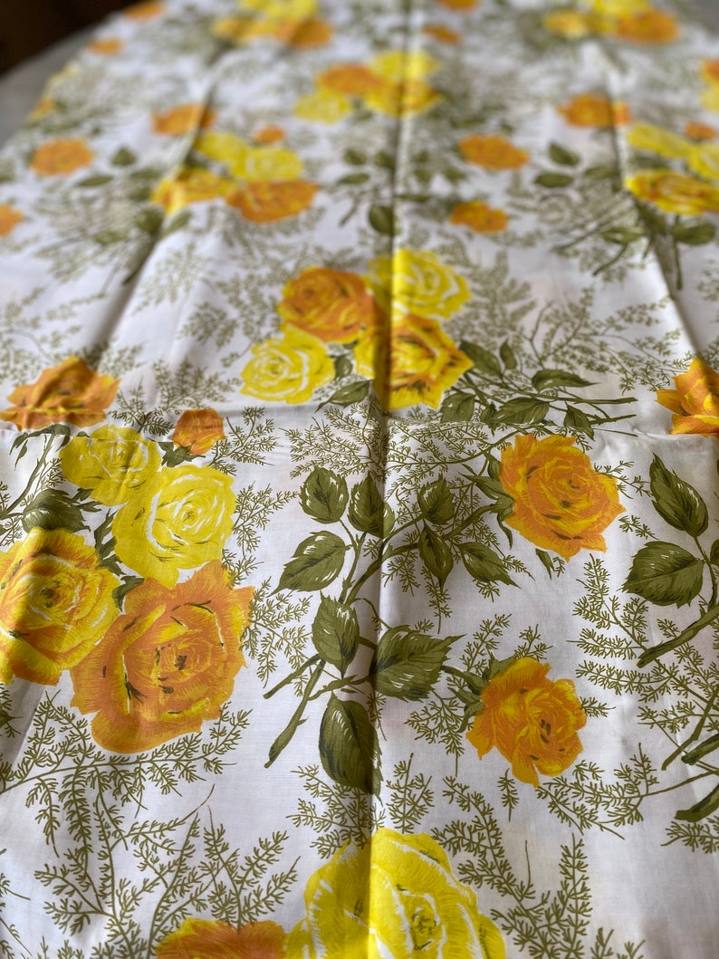 Vintage stof 45 x 56 met goudgeel en oranje bloemmotief/circa 1950-60s/Mid Century stof/vintage naaien afbeelding 2
